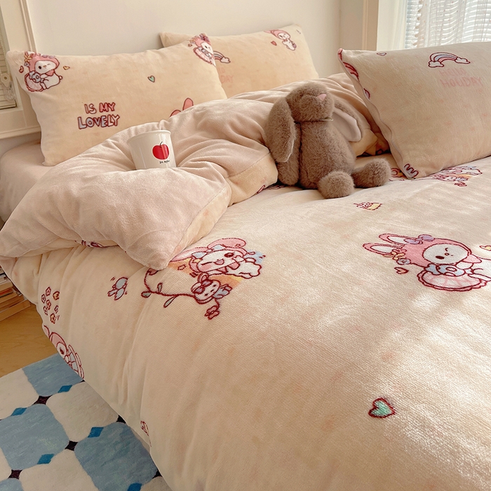 91家纺网 家纺一手货源 找家纺 yyds网供 2025新款牛奶绒印花四件套卡通花卉萌趣三件套加厚保暖裸睡治愈防静电 美乐蒂萌