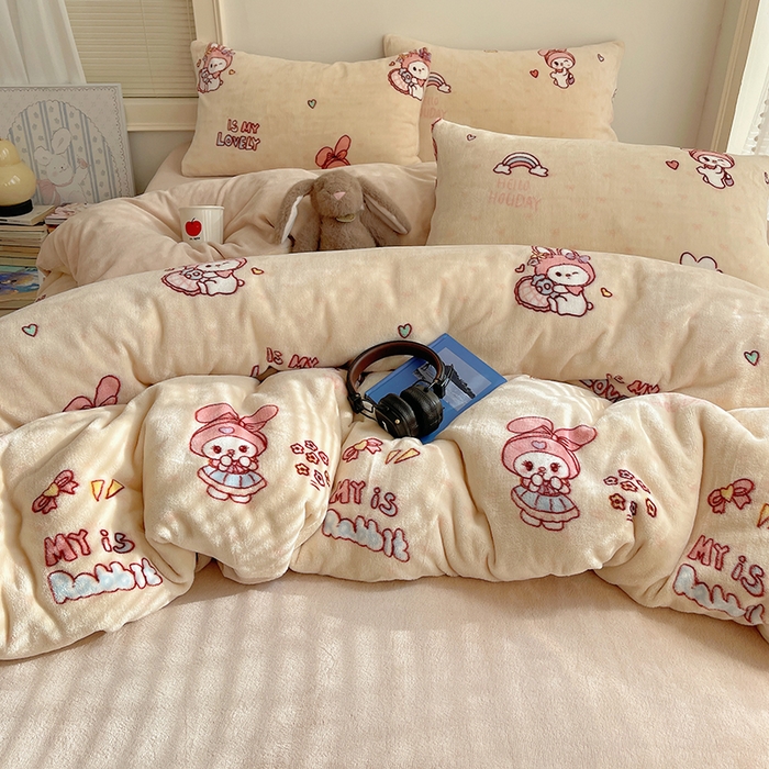 91家纺网 家纺一手货源 找家纺 yyds网供 2025新款牛奶绒印花四件套卡通花卉萌趣三件套加厚保暖裸睡治愈防静电 美乐蒂萌