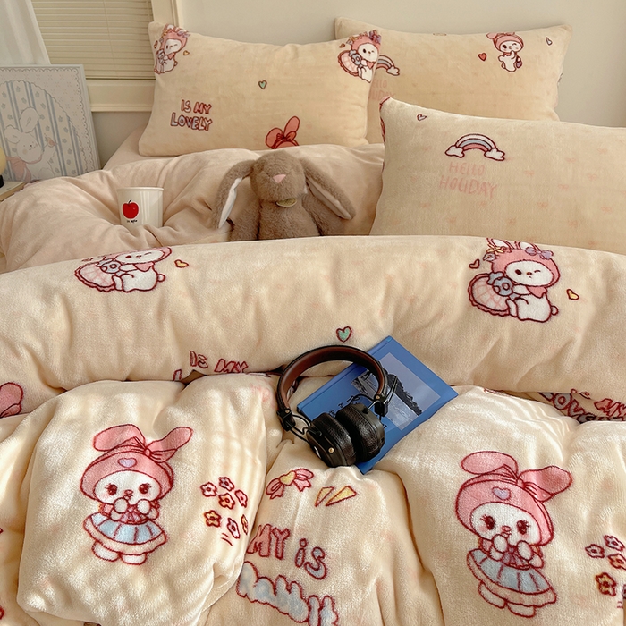91家纺网 家纺一手货源 找家纺 yyds网供 2025新款牛奶绒印花四件套卡通花卉萌趣三件套加厚保暖裸睡治愈防静电 美乐蒂萌