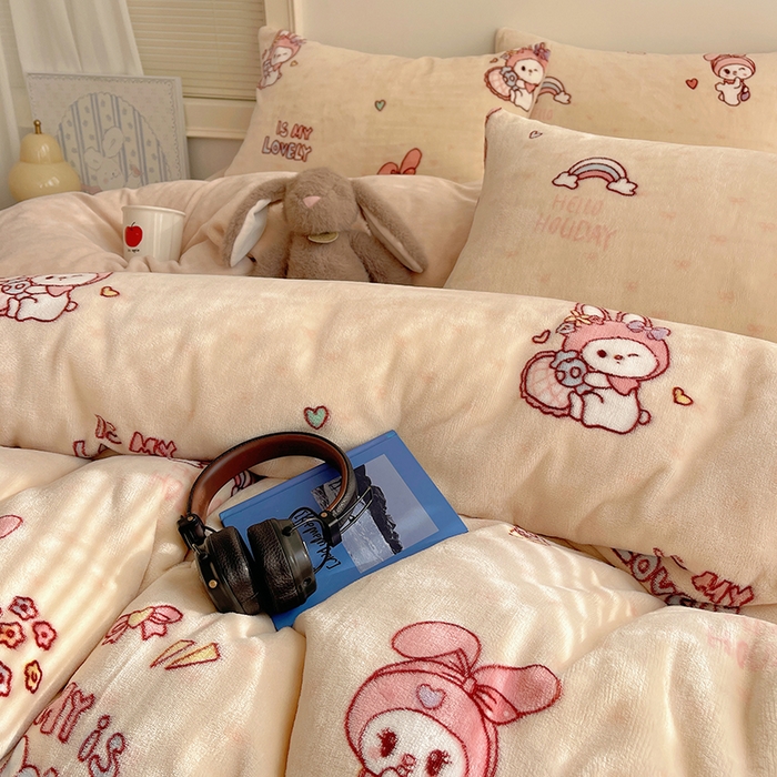 91家纺网 家纺一手货源 找家纺 yyds网供 2025新款牛奶绒印花四件套卡通花卉萌趣三件套加厚保暖裸睡治愈防静电 美乐蒂萌