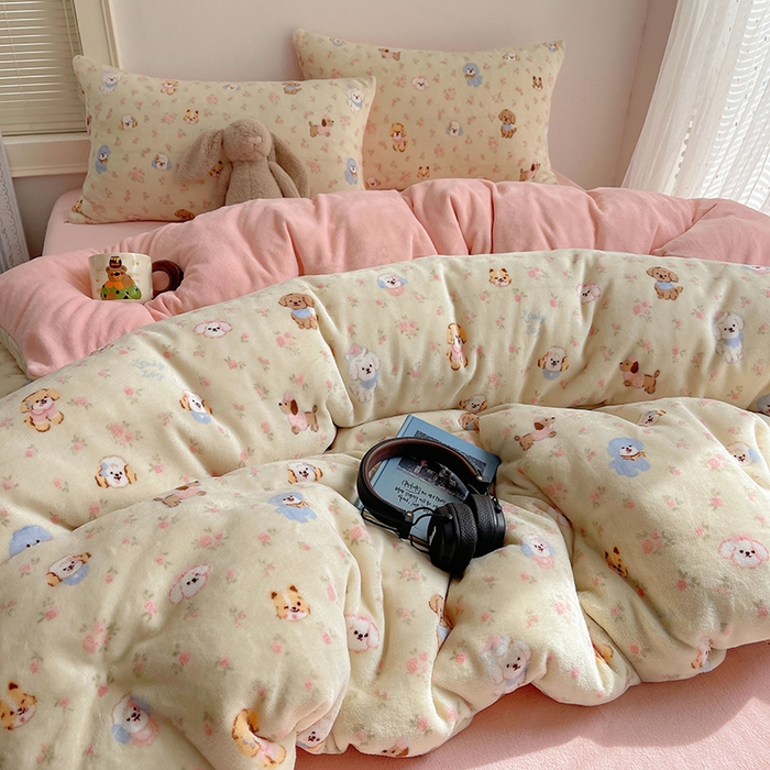91家纺网 家纺一手货源 找家纺 yyds网供 2025新款牛奶绒印花四件套卡通花卉萌趣三件套加厚保暖裸睡治愈防静电 迷你旺仔相会