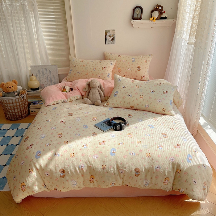 91家纺网 家纺一手货源 找家纺 yyds网供 2025新款牛奶绒印花四件套卡通花卉萌趣三件套加厚保暖裸睡治愈防静电 迷你旺仔相会