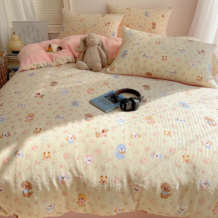 91家纺网 家纺一手货源 找家纺 yyds网供 2025新款牛奶绒印花四件套卡通花卉萌趣三件套加厚保暖裸睡治愈防静电 迷你旺仔相会