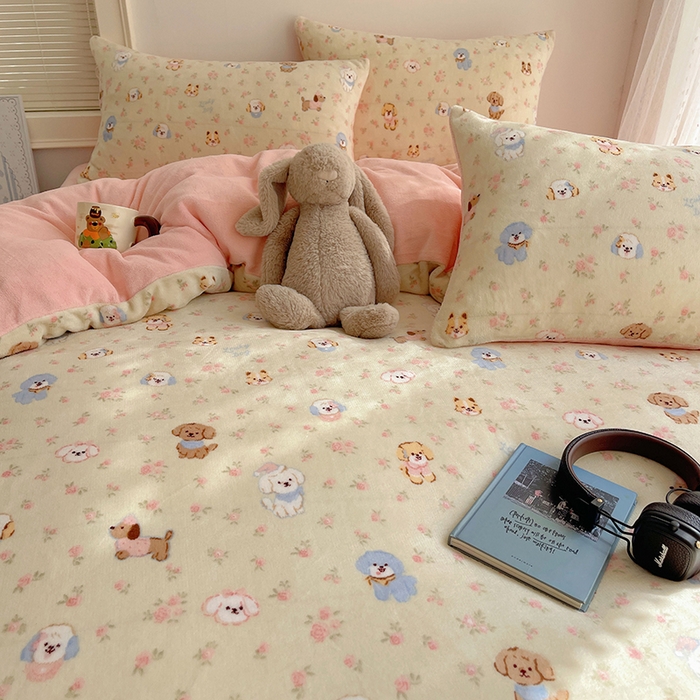 91家纺网 家纺一手货源 找家纺 yyds网供 2025新款牛奶绒印花四件套卡通花卉萌趣三件套加厚保暖裸睡治愈防静电 迷你旺仔相会