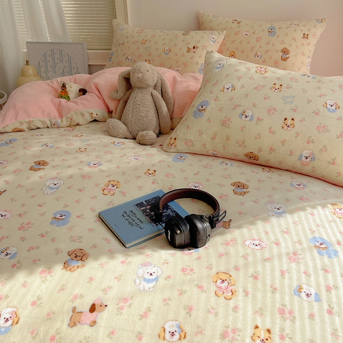 91家纺网 家纺一手货源 找家纺 yyds网供 2025新款牛奶绒印花四件套卡通花卉萌趣三件套加厚保暖裸睡治愈防静电 迷你旺仔相会