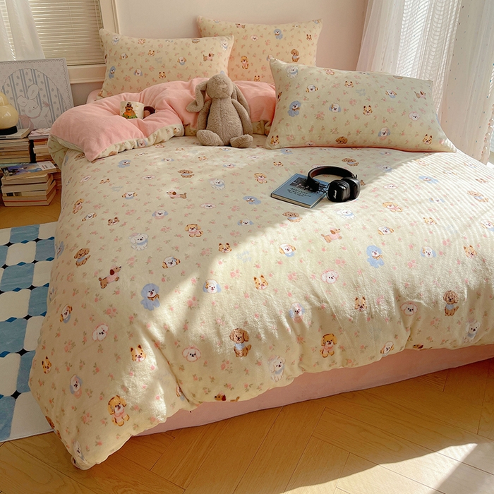 91家纺网 家纺一手货源 找家纺 yyds网供 2025新款牛奶绒印花四件套卡通花卉萌趣三件套加厚保暖裸睡治愈防静电 迷你旺仔相会