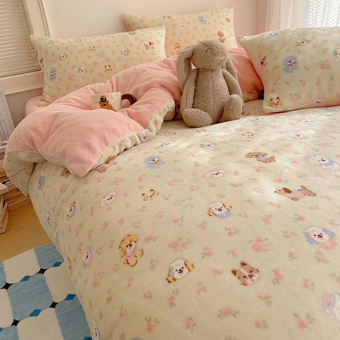 91家纺网 家纺一手货源 找家纺 yyds网供 2025新款牛奶绒印花四件套卡通花卉萌趣三件套加厚保暖裸睡治愈防静电 迷你旺仔相会