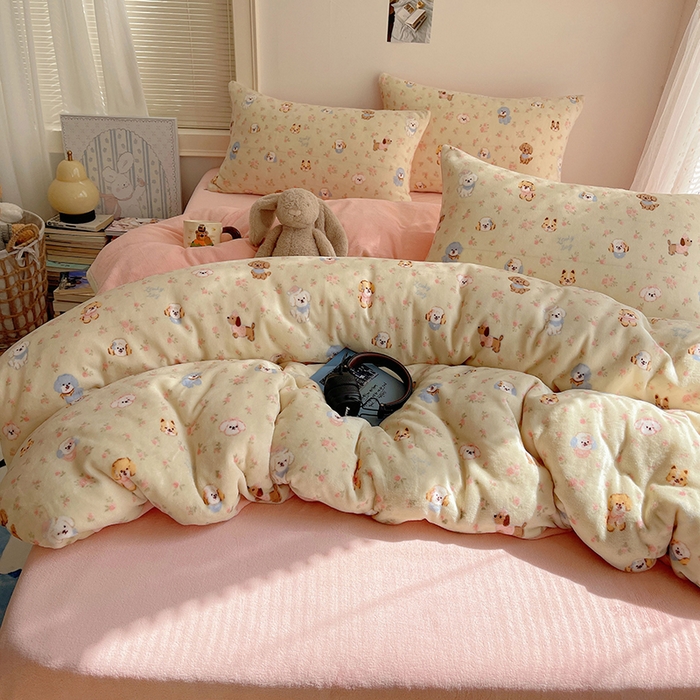91家纺网 家纺一手货源 找家纺 yyds网供 2025新款牛奶绒印花四件套卡通花卉萌趣三件套加厚保暖裸睡治愈防静电 迷你旺仔相会