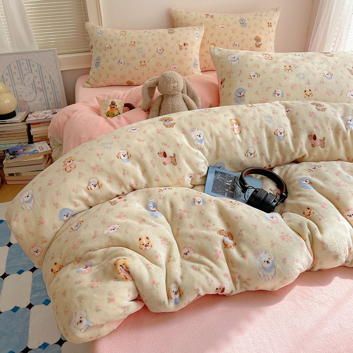 91家纺网 家纺一手货源 找家纺 yyds网供 2025新款牛奶绒印花四件套卡通花卉萌趣三件套加厚保暖裸睡治愈防静电 迷你旺仔相会