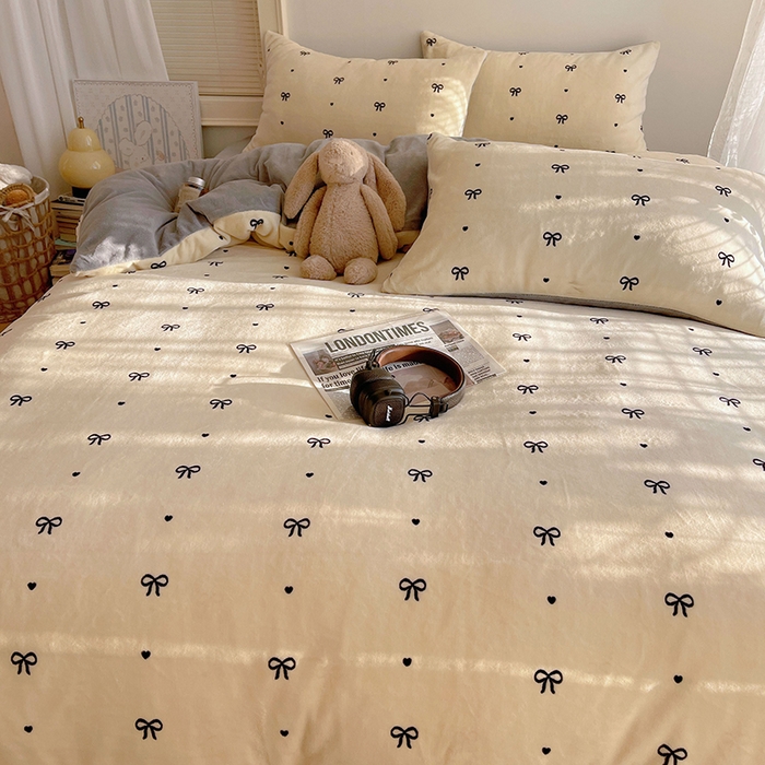 91家纺网 家纺一手货源 找家纺 yyds网供 2025新款牛奶绒印花四件套卡通花卉萌趣三件套加厚保暖裸睡治愈防静电 甜蜜的蝴蝶结