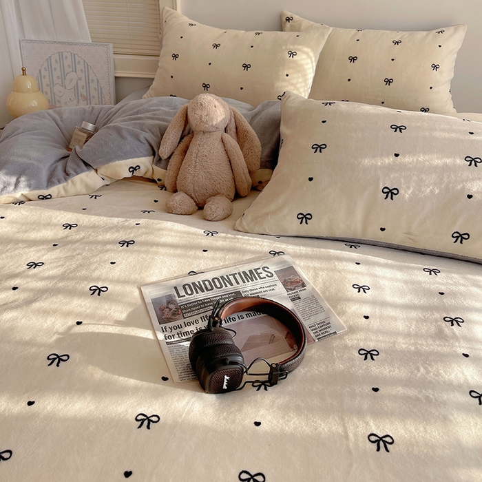 91家纺网 家纺一手货源 找家纺 yyds网供 2025新款牛奶绒印花四件套卡通花卉萌趣三件套加厚保暖裸睡治愈防静电 甜蜜的蝴蝶结