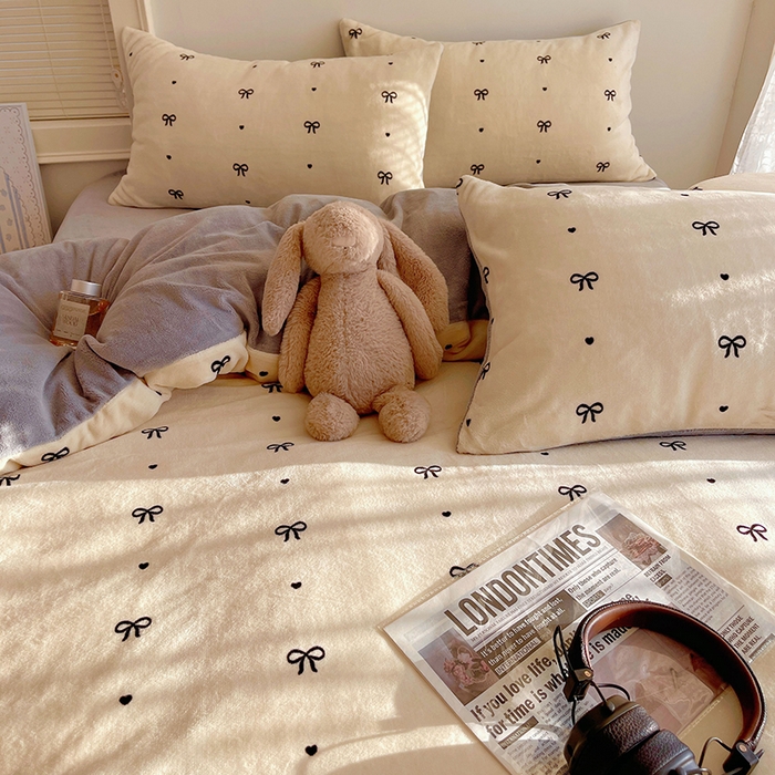 91家纺网 家纺一手货源 找家纺 yyds网供 2025新款牛奶绒印花四件套卡通花卉萌趣三件套加厚保暖裸睡治愈防静电 甜蜜的蝴蝶结