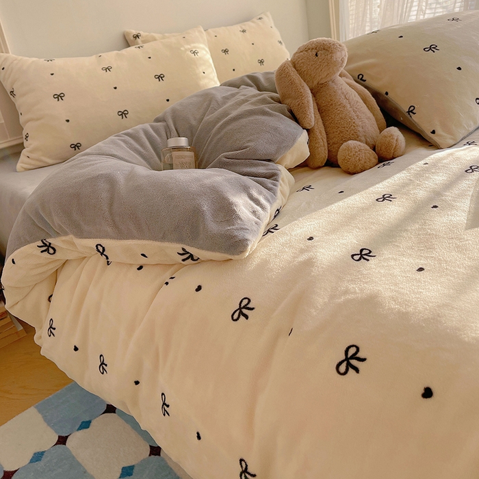 91家纺网 家纺一手货源 找家纺 yyds网供 2025新款牛奶绒印花四件套卡通花卉萌趣三件套加厚保暖裸睡治愈防静电 甜蜜的蝴蝶结