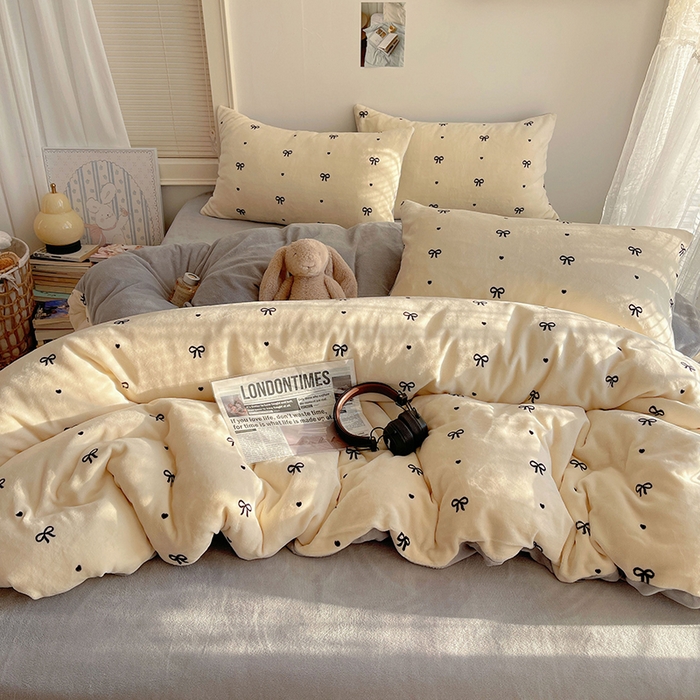 91家纺网 家纺一手货源 找家纺 yyds网供 2025新款牛奶绒印花四件套卡通花卉萌趣三件套加厚保暖裸睡治愈防静电 甜蜜的蝴蝶结