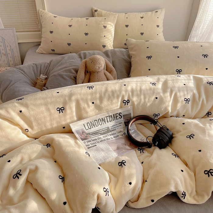 91家纺网 家纺一手货源 找家纺 yyds网供 2025新款牛奶绒印花四件套卡通花卉萌趣三件套加厚保暖裸睡治愈防静电 甜蜜的蝴蝶结