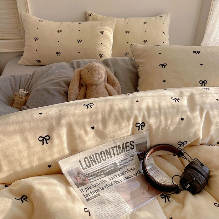 91家纺网 家纺一手货源 找家纺 yyds网供 2025新款牛奶绒印花四件套卡通花卉萌趣三件套加厚保暖裸睡治愈防静电 甜蜜的蝴蝶结