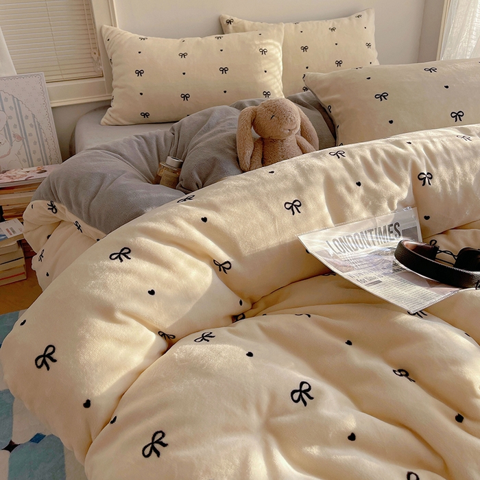 91家纺网 家纺一手货源 找家纺 yyds网供 2025新款牛奶绒印花四件套卡通花卉萌趣三件套加厚保暖裸睡治愈防静电 甜蜜的蝴蝶结