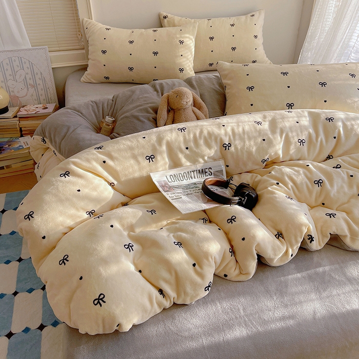 91家纺网 家纺一手货源 找家纺 yyds网供 2025新款牛奶绒印花四件套卡通花卉萌趣三件套加厚保暖裸睡治愈防静电 甜蜜的蝴蝶结