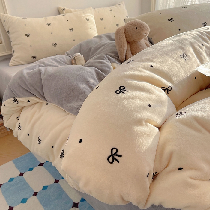 91家纺网 家纺一手货源 找家纺 yyds网供 2025新款牛奶绒印花四件套卡通花卉萌趣三件套加厚保暖裸睡治愈防静电 甜蜜的蝴蝶结