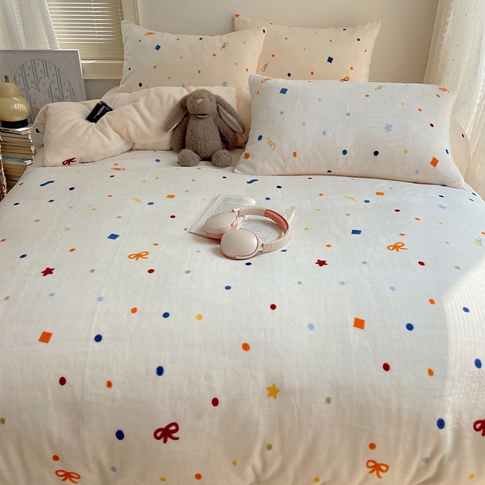 91家纺网 家纺一手货源 找家纺 yyds网供 2025新款牛奶绒印花四件套卡通花卉萌趣三件套加厚保暖裸睡治愈防静电 五彩星空点点