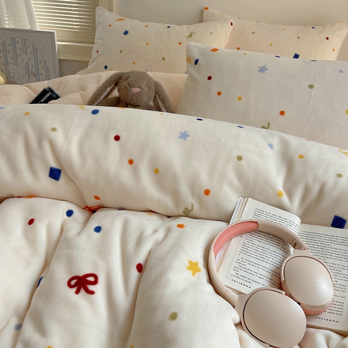 91家纺网 家纺一手货源 找家纺 yyds网供 2025新款牛奶绒印花四件套卡通花卉萌趣三件套加厚保暖裸睡治愈防静电 五彩星空点点