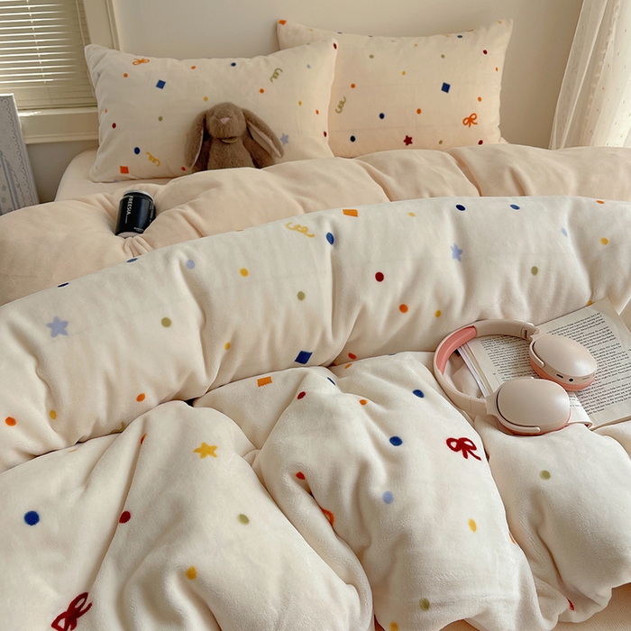 91家纺网 家纺一手货源 找家纺 yyds网供 2025新款牛奶绒印花四件套卡通花卉萌趣三件套加厚保暖裸睡治愈防静电 五彩星空点点