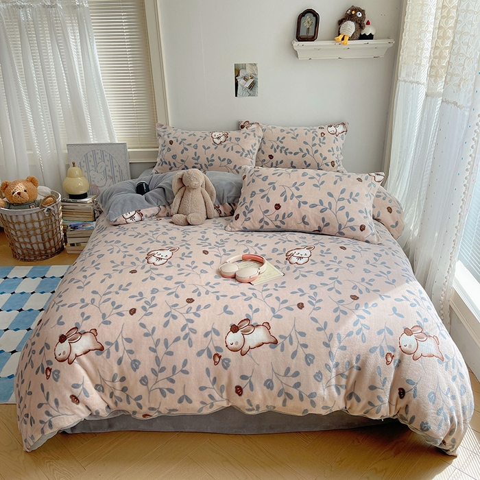91家纺网 家纺一手货源 找家纺 yyds网供 2025新款牛奶绒印花四件套卡通花卉萌趣三件套加厚保暖裸睡治愈防静电 叶子繁花萌兔