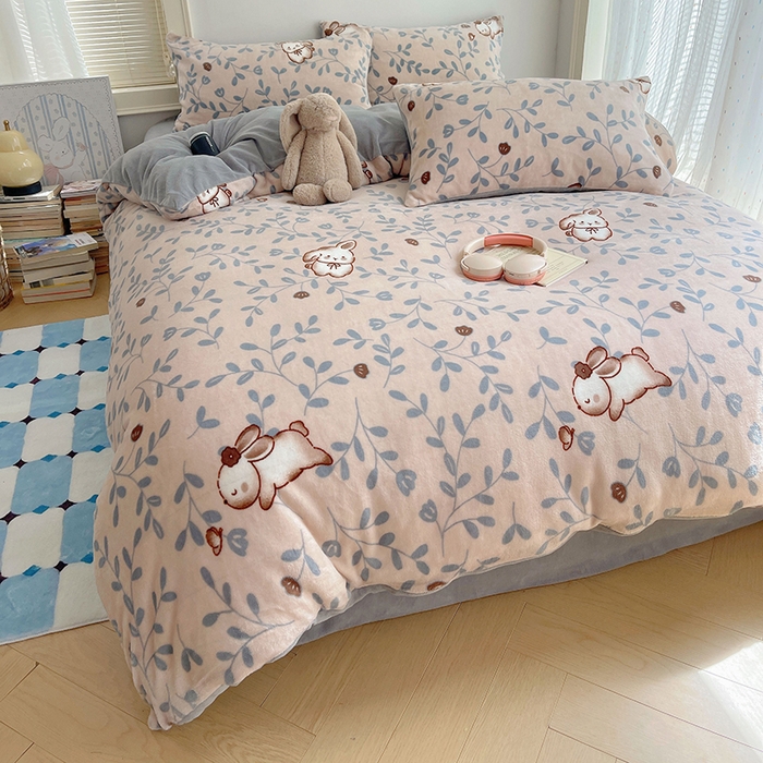 91家纺网 家纺一手货源 找家纺 yyds网供 2025新款牛奶绒印花四件套卡通花卉萌趣三件套加厚保暖裸睡治愈防静电 叶子繁花萌兔