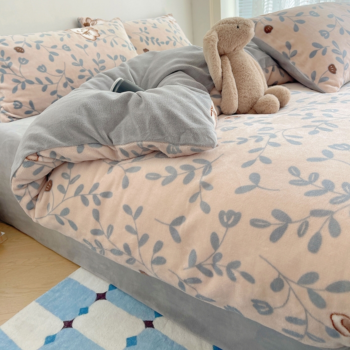 91家纺网 家纺一手货源 找家纺 yyds网供 2025新款牛奶绒印花四件套卡通花卉萌趣三件套加厚保暖裸睡治愈防静电 叶子繁花萌兔