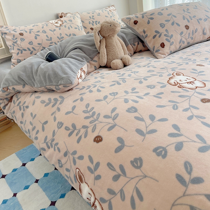 91家纺网 家纺一手货源 找家纺 yyds网供 2025新款牛奶绒印花四件套卡通花卉萌趣三件套加厚保暖裸睡治愈防静电 叶子繁花萌兔