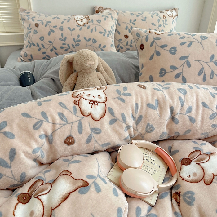 91家纺网 家纺一手货源 找家纺 yyds网供 2025新款牛奶绒印花四件套卡通花卉萌趣三件套加厚保暖裸睡治愈防静电 叶子繁花萌兔