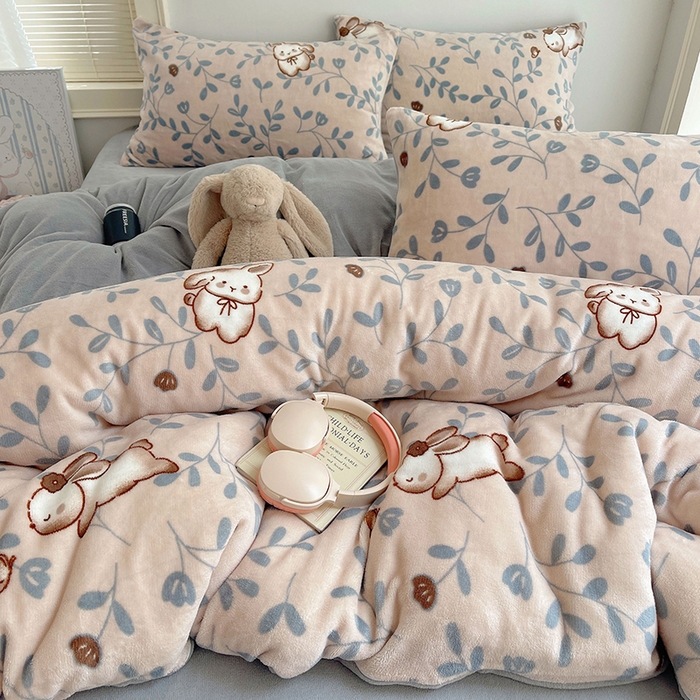 91家纺网 家纺一手货源 找家纺 yyds网供 2025新款牛奶绒印花四件套卡通花卉萌趣三件套加厚保暖裸睡治愈防静电 叶子繁花萌兔