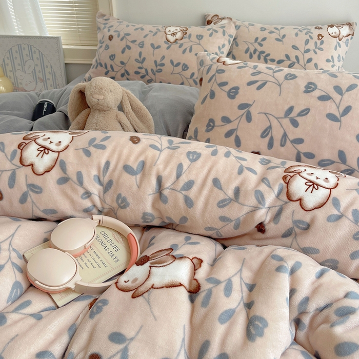 91家纺网 家纺一手货源 找家纺 yyds网供 2025新款牛奶绒印花四件套卡通花卉萌趣三件套加厚保暖裸睡治愈防静电 叶子繁花萌兔