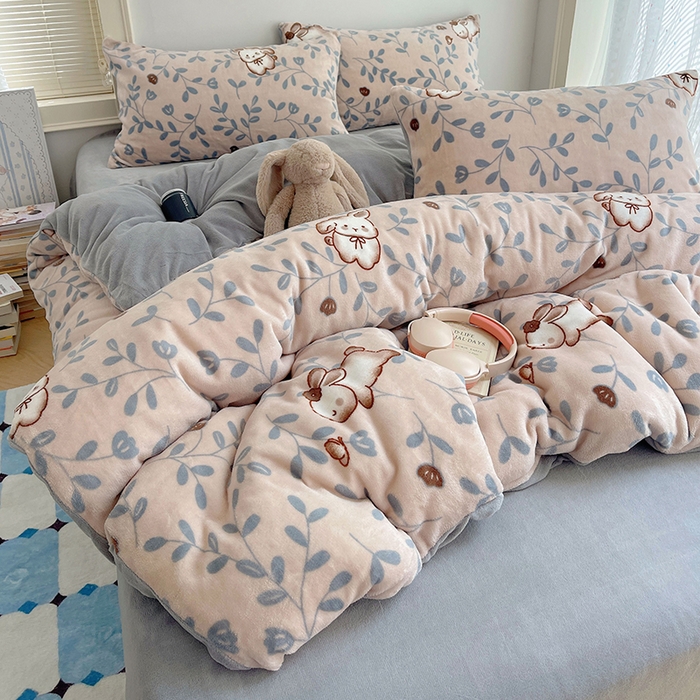 91家纺网 家纺一手货源 找家纺 yyds网供 2025新款牛奶绒印花四件套卡通花卉萌趣三件套加厚保暖裸睡治愈防静电 叶子繁花萌兔