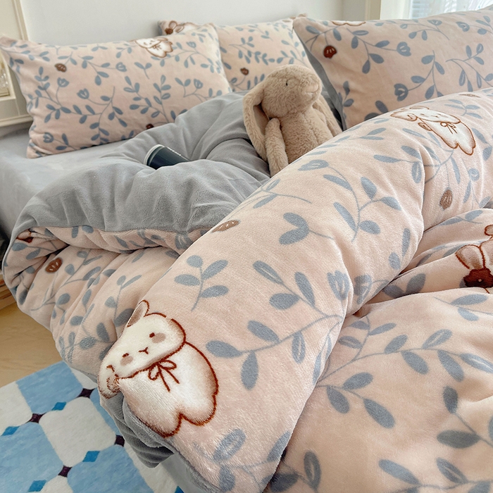 91家纺网 家纺一手货源 找家纺 yyds网供 2025新款牛奶绒印花四件套卡通花卉萌趣三件套加厚保暖裸睡治愈防静电 叶子繁花萌兔