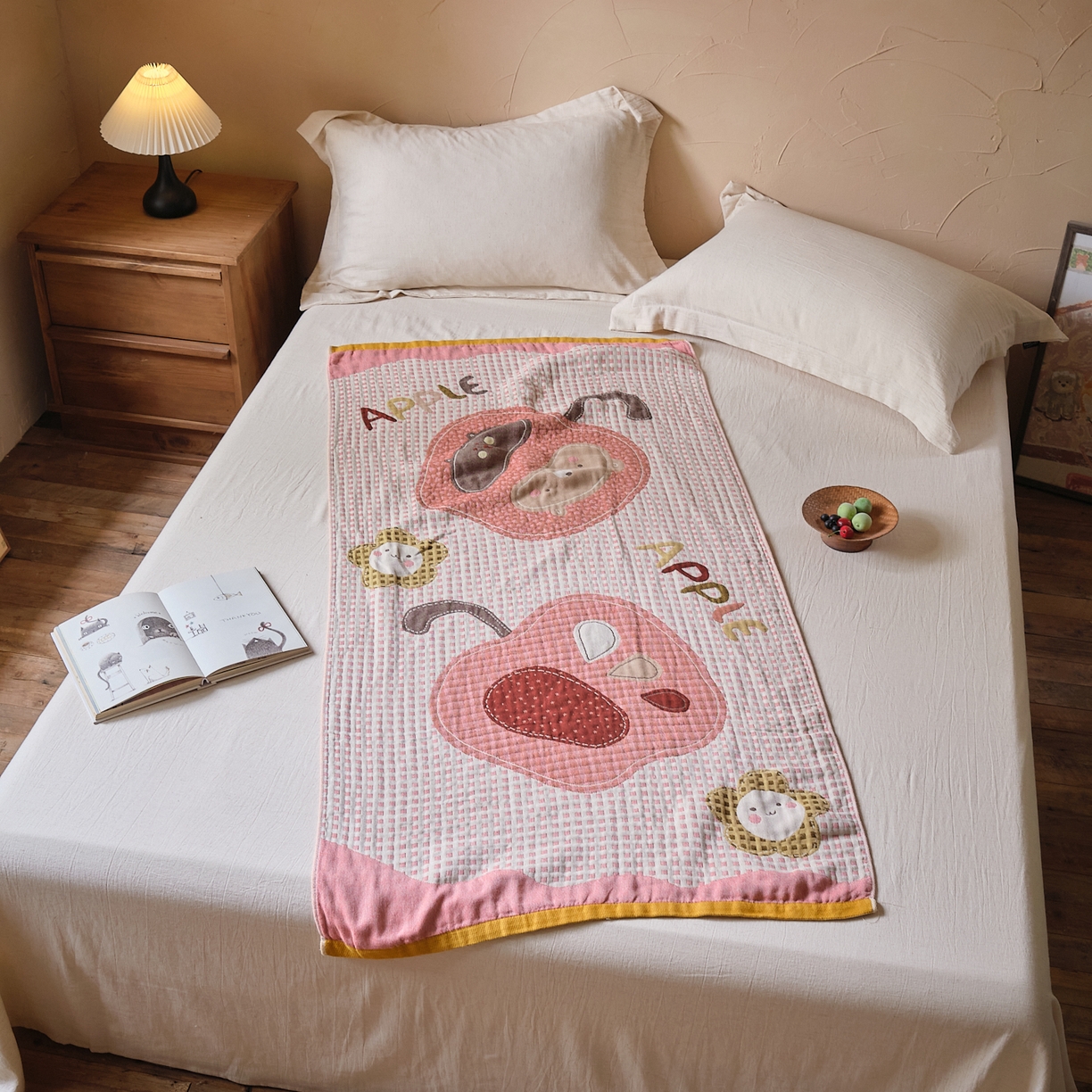 91家纺网 家纺一手货源 找家纺 沐瑟家纺 2025新款卡通A类全棉四层纱布浴巾加大毛巾-第五组 苹果 150*75cm