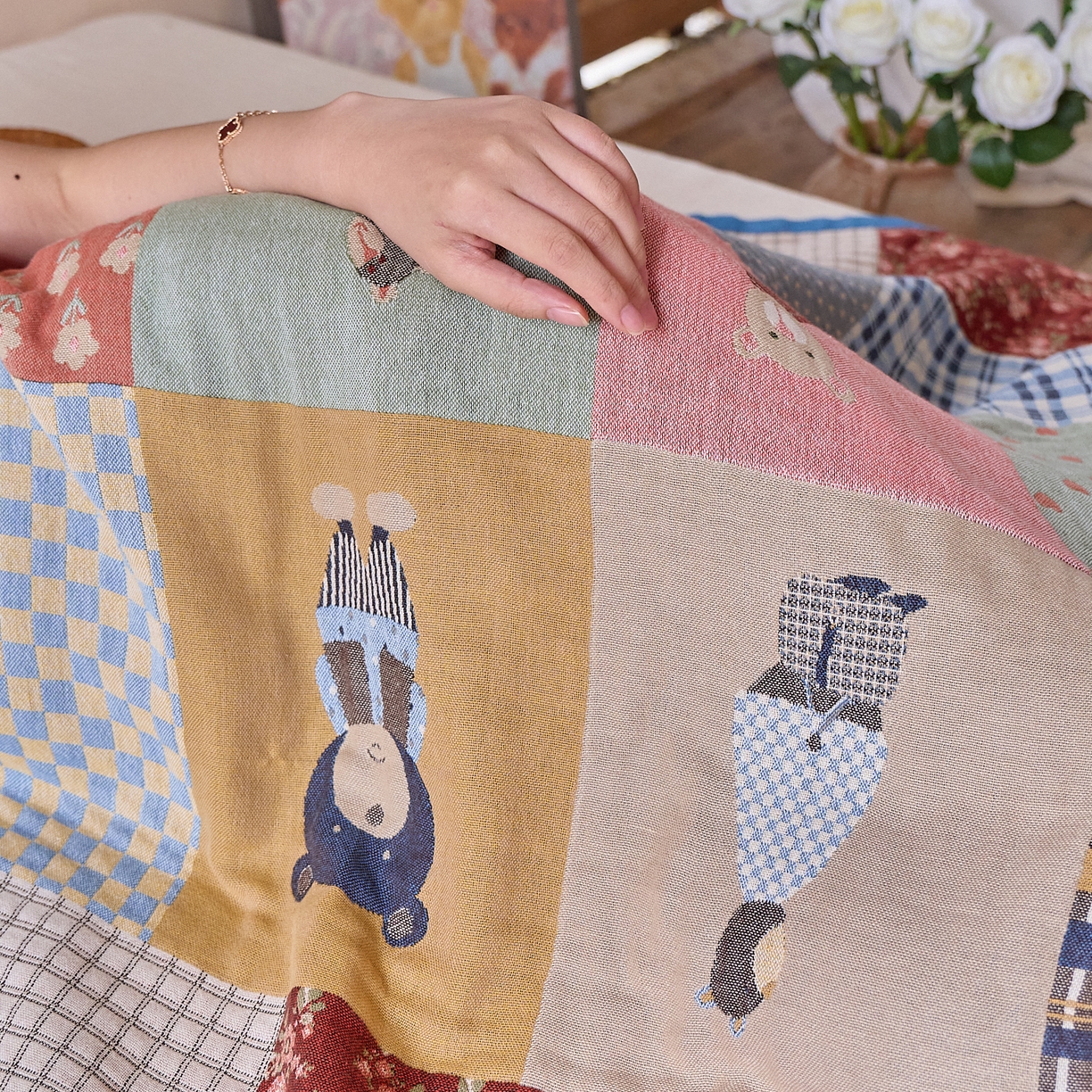 91家纺网 家纺一手货源 找家纺 沐瑟家纺 2025新款卡通A类全棉四层纱布浴巾加大毛巾-第五组 贴布熊 150*75cm