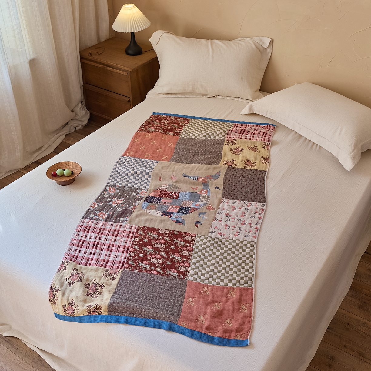 91家纺网 家纺一手货源 找家纺 沐瑟家纺 2025新款卡通A类全棉四层纱布浴巾加大毛巾-第五组 贴布鲸鱼 150*75cm