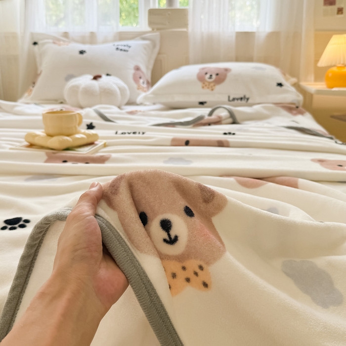 91家纺网 家纺一手货源 找家纺 宅部落 2025新款牛奶绒印花毛毯毯子300克云貂绒盖毯 熊的脚印