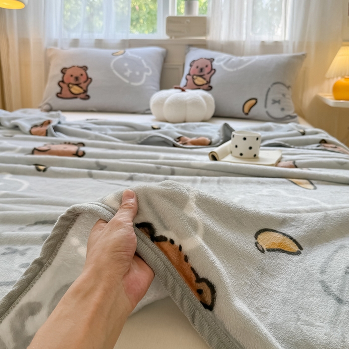 91家纺网 家纺一手货源 找家纺 宅部落 2025新款牛奶绒印花毛毯毯子300克云貂绒盖毯 卡皮巴拉