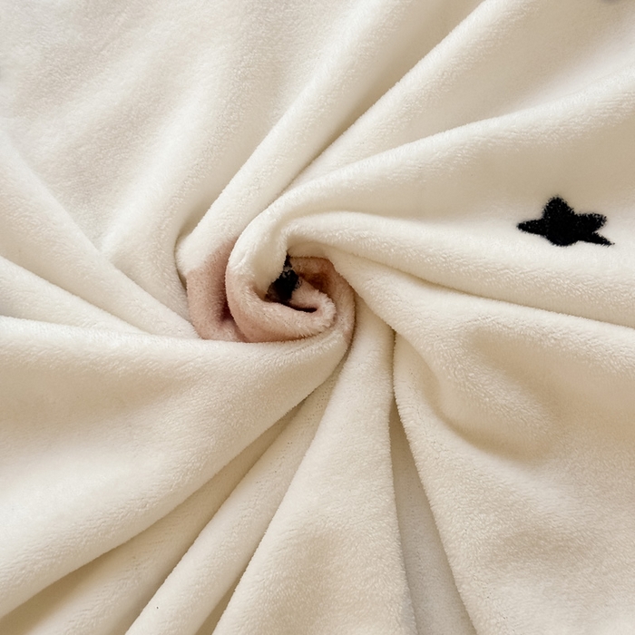 91家纺网 家纺一手货源 找家纺 宅部落 2025新款牛奶绒印花毛毯毯子300克云貂绒盖毯 熊的脚印