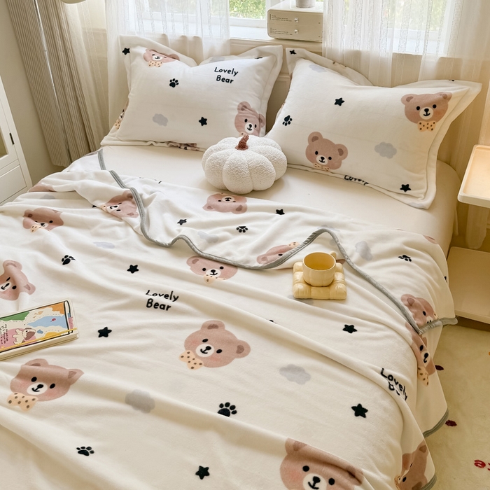 91家纺网 家纺一手货源 找家纺 宅部落 2025新款牛奶绒印花毛毯毯子300克云貂绒盖毯 熊的脚印