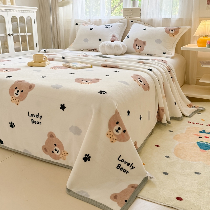 91家纺网 家纺一手货源 找家纺 宅部落 2025新款牛奶绒印花毛毯毯子300克云貂绒盖毯 熊的脚印