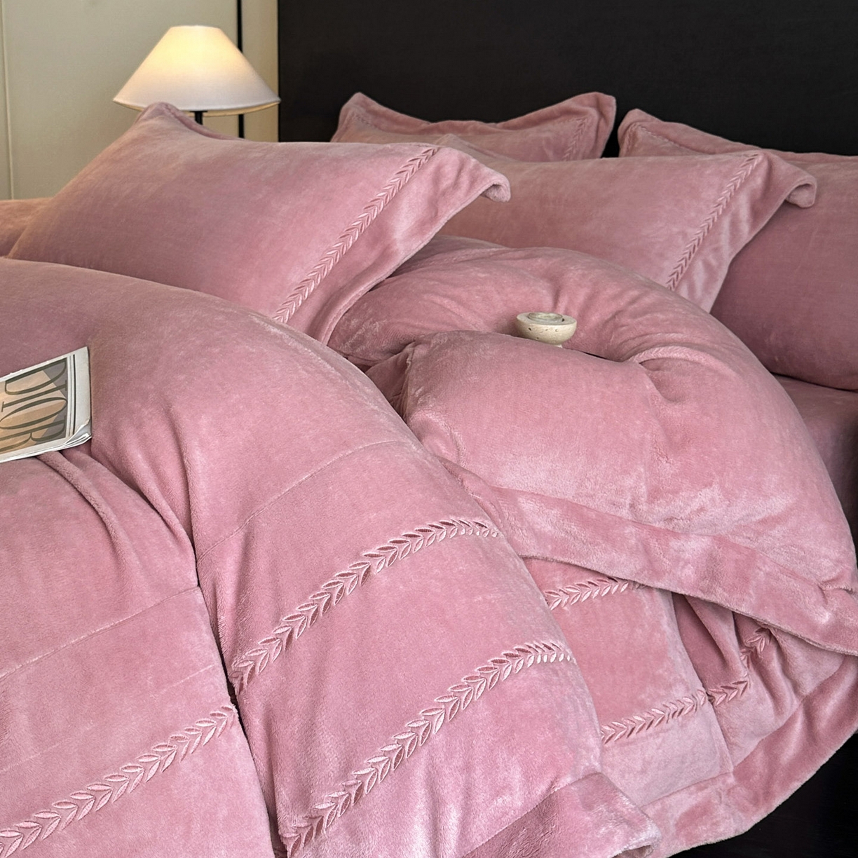 91家纺网 家纺一手货源 找家纺 （总）苏源家居 2025新款加厚牛奶绒大拼角刺绣冬款四件套-麦穗绒