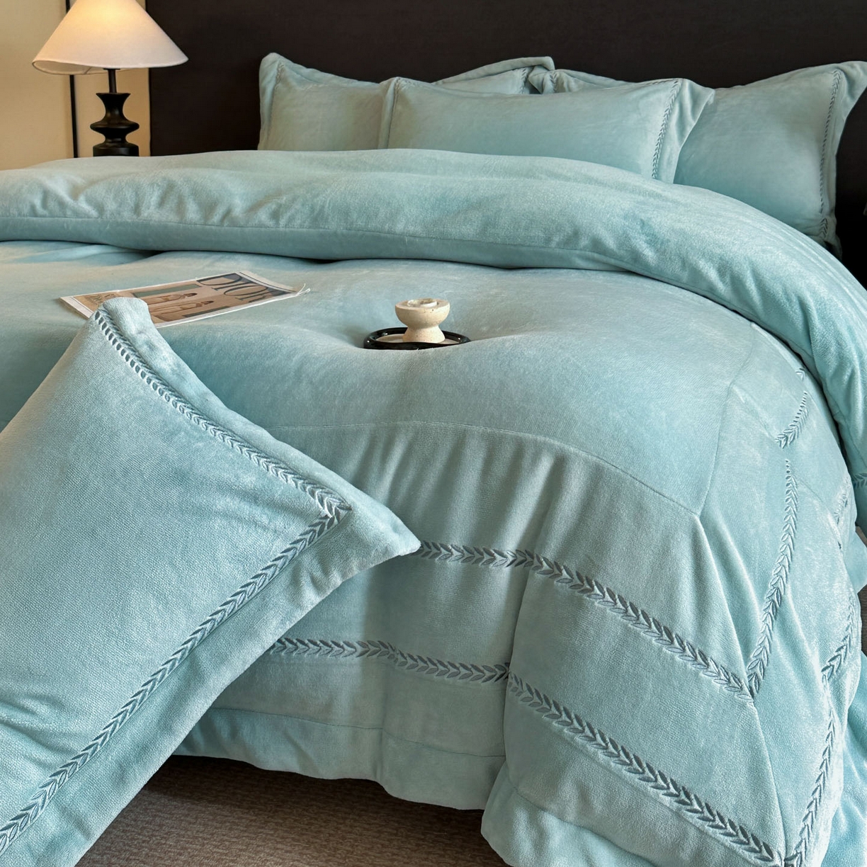 91家纺网 家纺一手货源 找家纺 苏源家居 2025新款加厚牛奶绒大拼角刺绣冬款四件套-麦穗绒 麦穗-繁星蓝