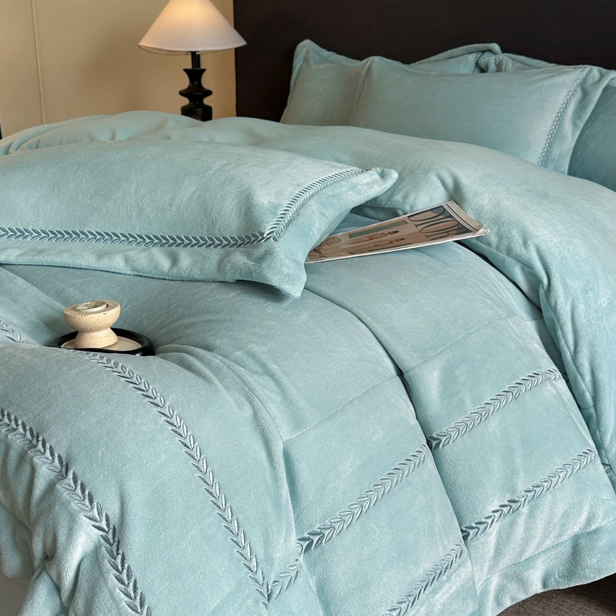 91家纺网 家纺一手货源 找家纺 苏源家居 2025新款加厚牛奶绒大拼角刺绣冬款四件套-麦穗绒 麦穗-繁星蓝