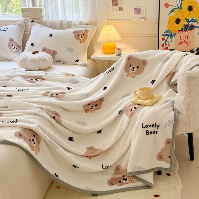 91家纺网 家纺一手货源 找家纺 宅部落 2025新款牛奶绒印花毛毯毯子300克云貂绒盖毯 熊的脚印