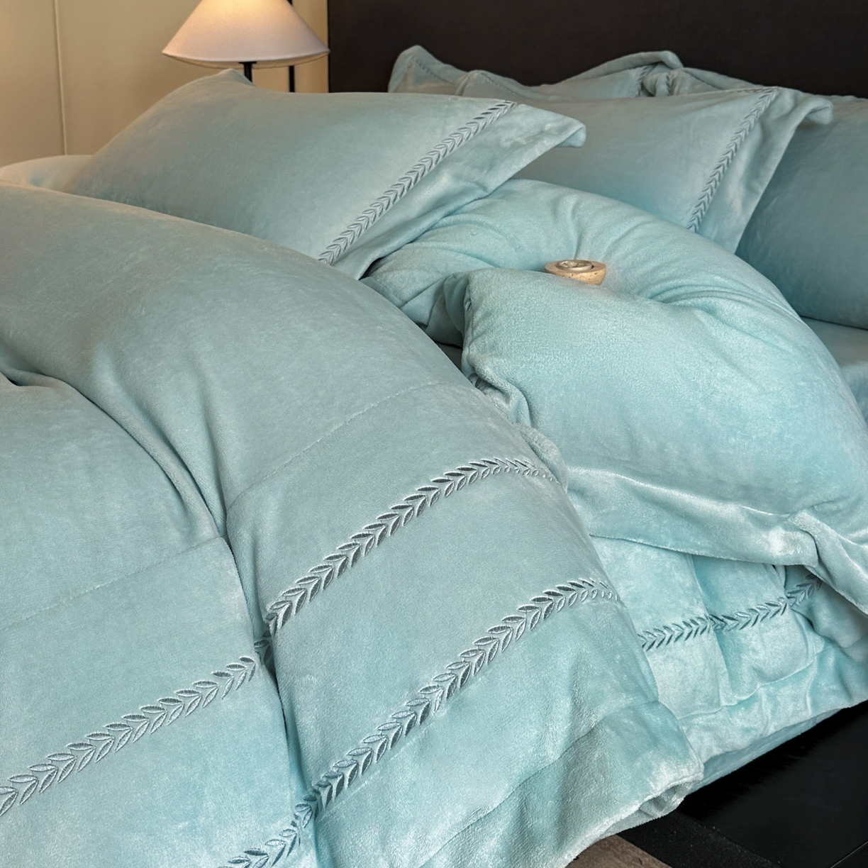 91家纺网 家纺一手货源 找家纺 苏源家居 2025新款加厚牛奶绒大拼角刺绣冬款四件套-麦穗绒 麦穗-繁星蓝