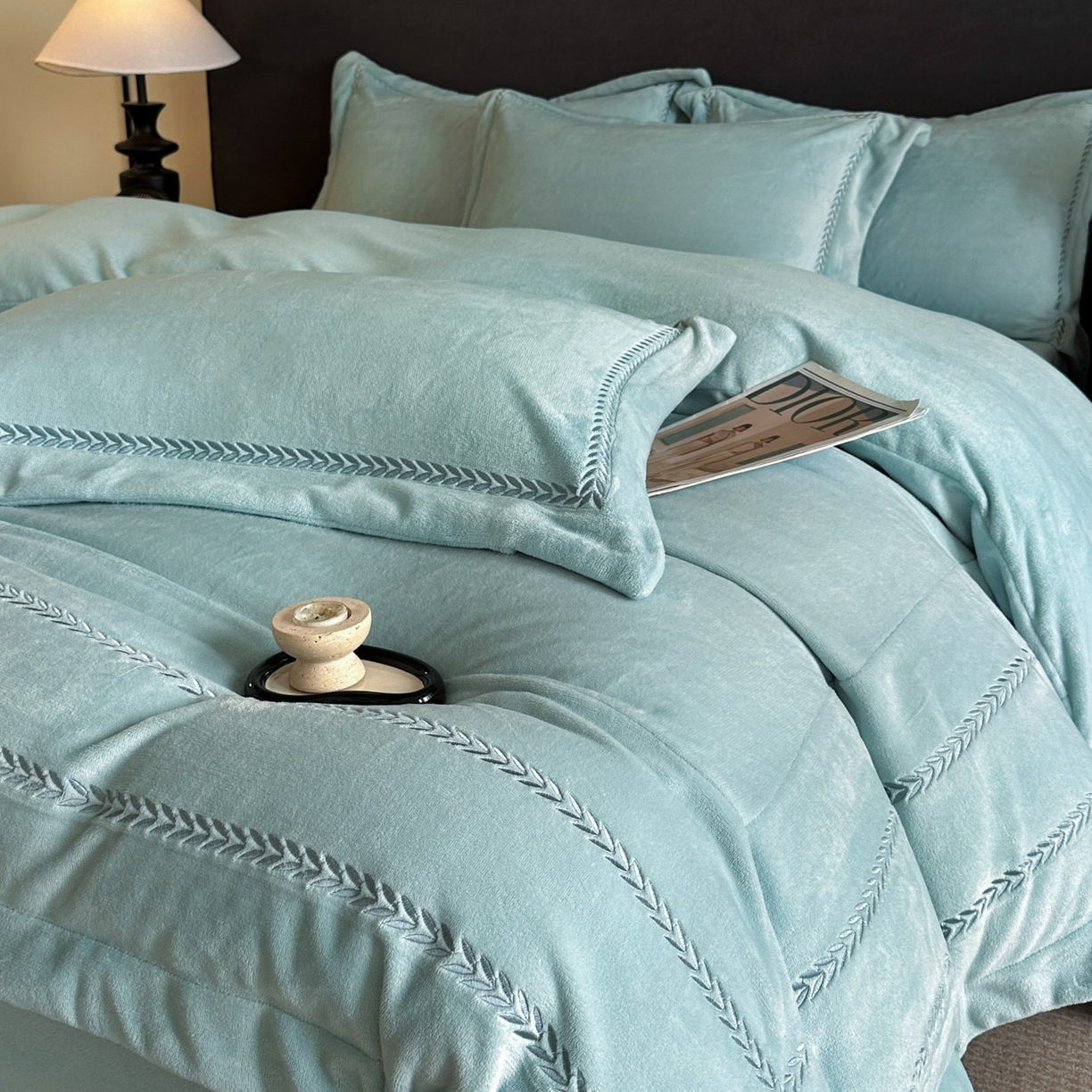 91家纺网 家纺一手货源 找家纺 苏源家居 2025新款加厚牛奶绒大拼角刺绣冬款四件套-麦穗绒 麦穗-繁星蓝