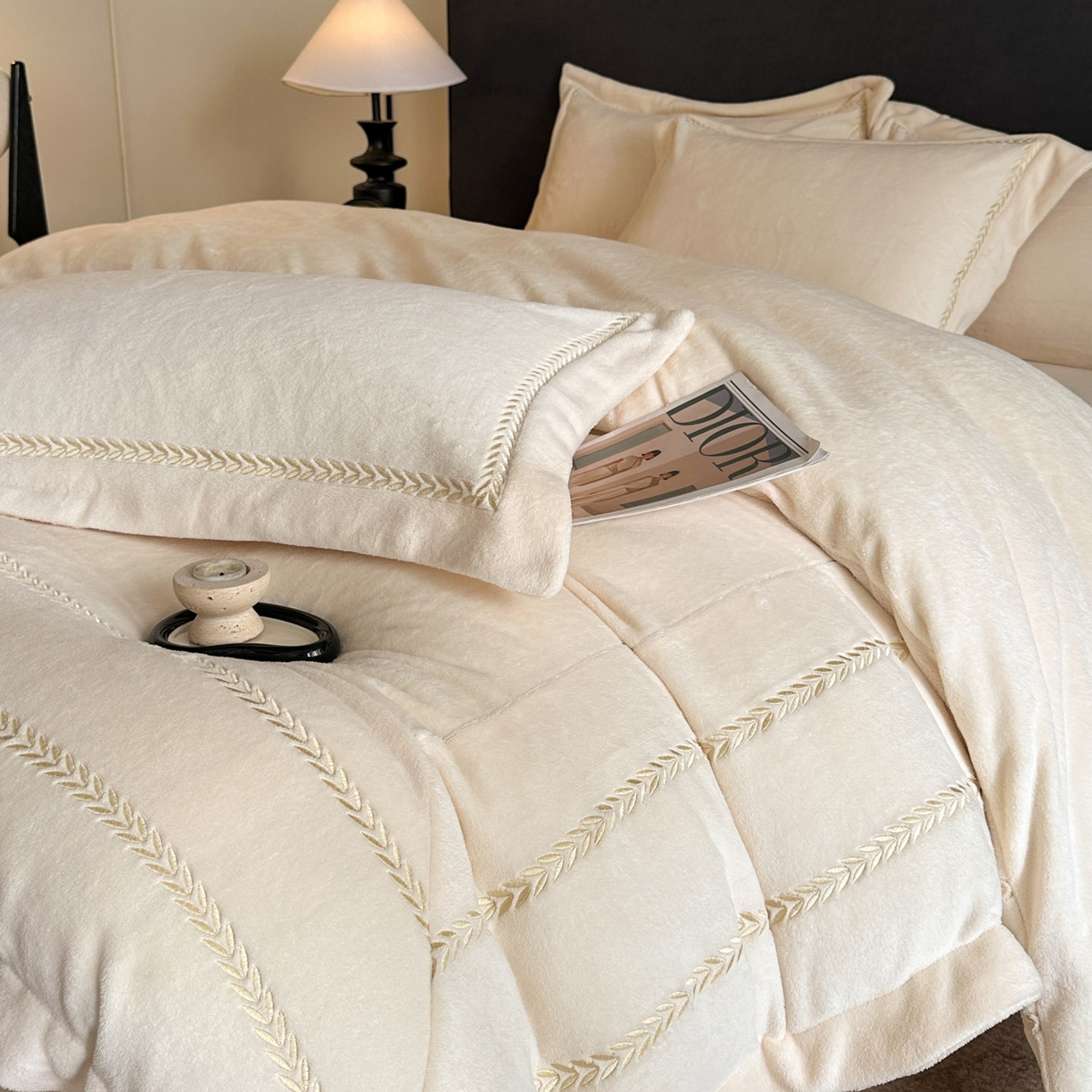 91家纺网 家纺一手货源 找家纺 苏源家居 2025新款加厚牛奶绒大拼角刺绣冬款四件套-麦穗绒 麦穗-奶白